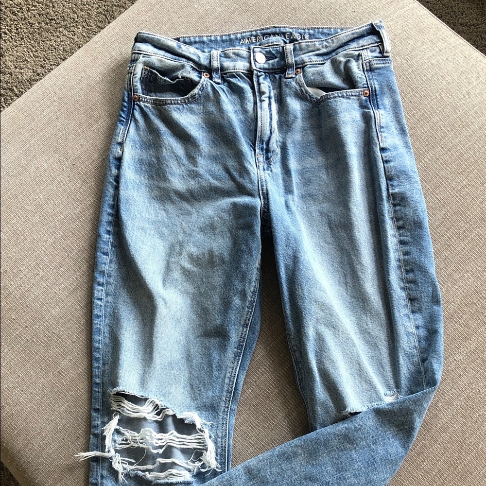 American Eagle Outfitters Light Blue Distressed Mom Strigid Jeans 6 regular